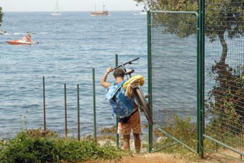 Sporna ograda postavljena je uz suglasnost vrsarskog poglavarstva