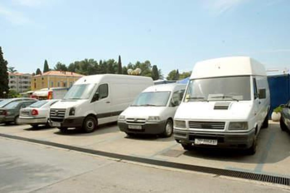 Vlasnici cjelodnevno parkiranih kombija plaćaju parking