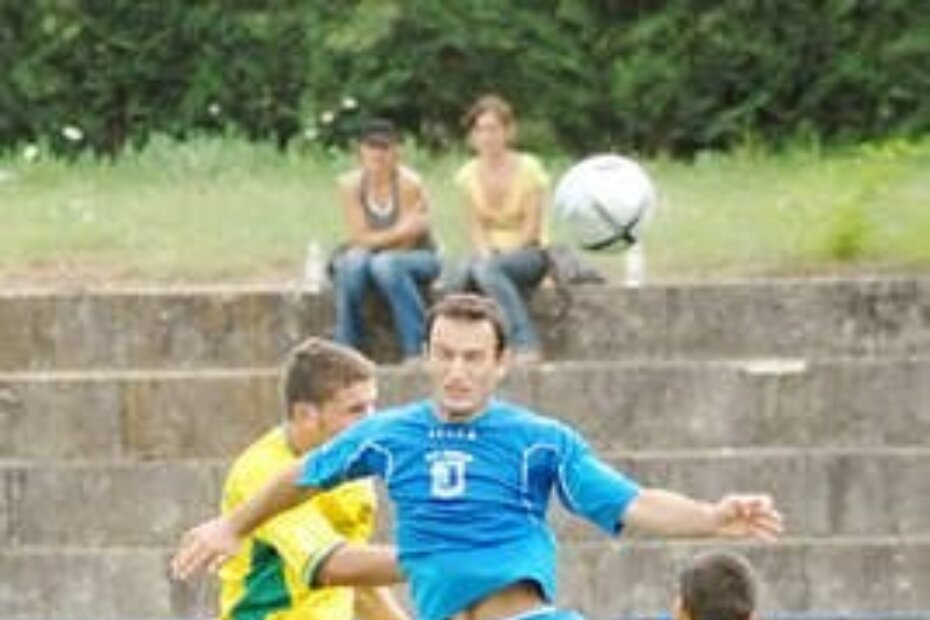 ZAPEČATIO SUDBINU 'ISTRE' - Agron Barlecaj, strijelac drugog gola za 'Jadran' u skoku između Matije Funčića (lijevo) i Renata Valčića