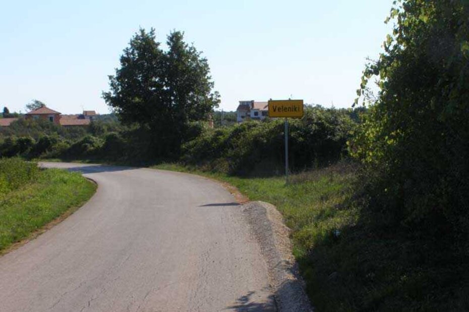 Ulaz u Velenike - pijesak spreman za utvrđivanje lopatama