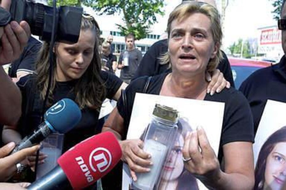 Prosvjed obitelji i građana ispred trgovačkog centra čiji je vlasnik otac Hrvoja Žužića