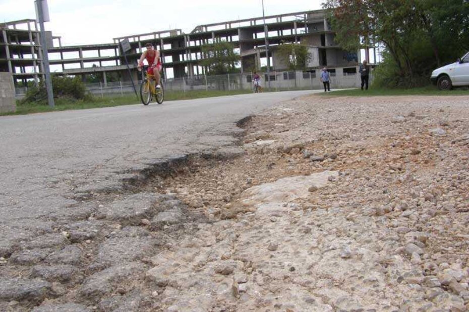 Cesta se raspada odavno, pa su je stanovnici mjestimice samoinicijativno ojačali betonom. No, teški kamioni i gust promet i to su uništili