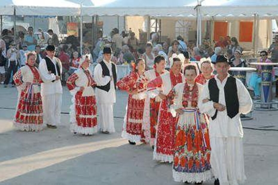 Folklorno društvo iz Desnog Trebarjeva