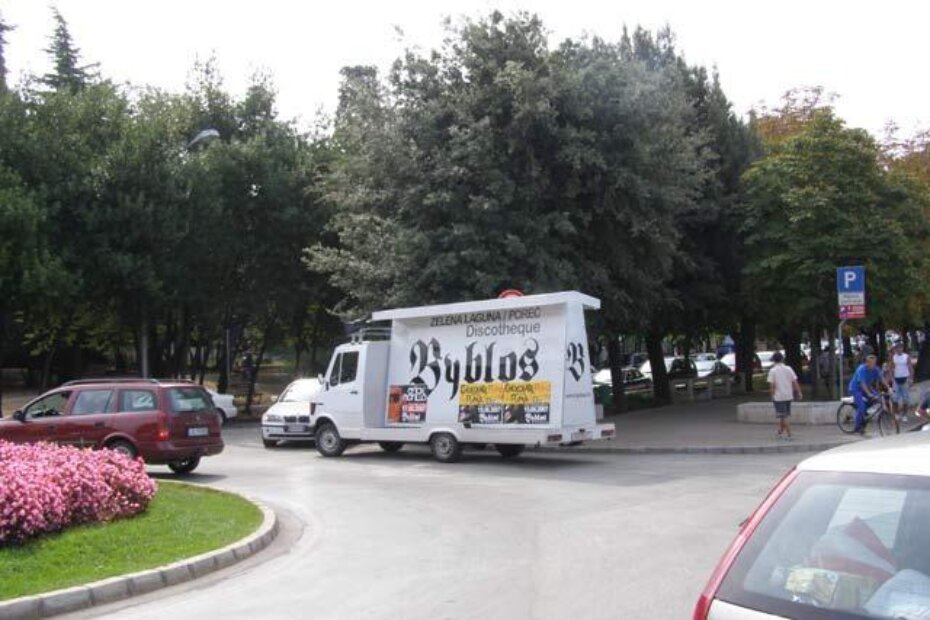 Redovna "čeka" na kojoj se kamioncin parkira - porečki Viale