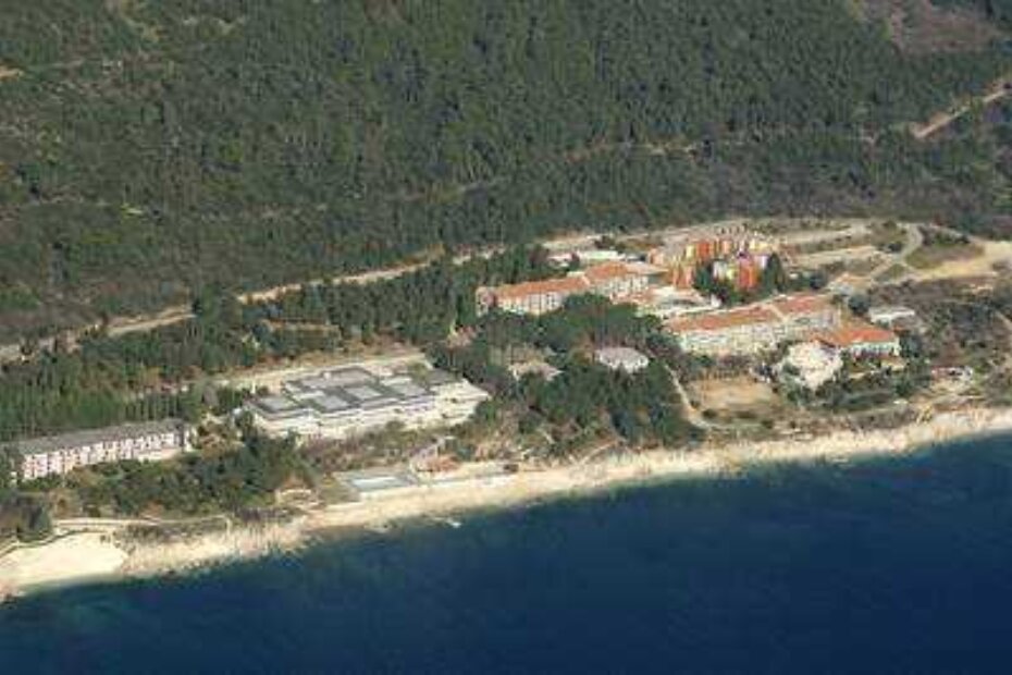 Hotel 'Albona' i turističko naselje Girandella - Rabac je plasirao polugodišnje izvješće istog dana kad je u 'Glasu Istre' objavljeno  da nedostaje financijsko izvješće samo tog istarskog hotelijera