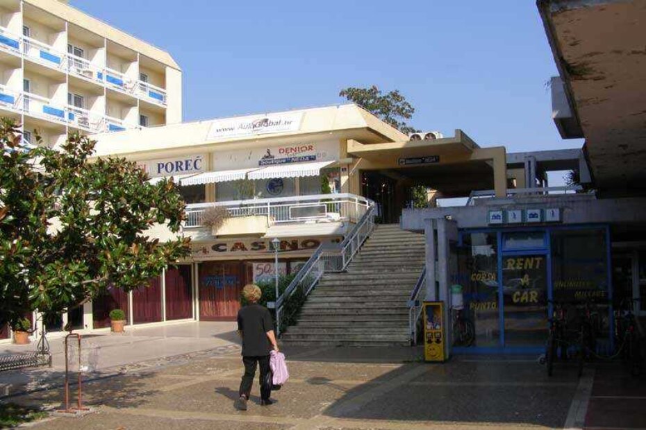 Iako nije posebno lijepo uređen, za okoliš stepenica se na prvi pogled ne može reći da je prljav