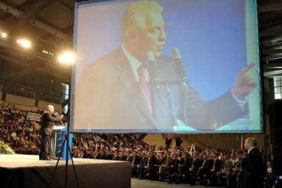 Predsjednik HDZ-a Ivo Sanader pred simpatizerima u Domu sportova, većinom iz Primorsko-goranske i Karlovačke županije