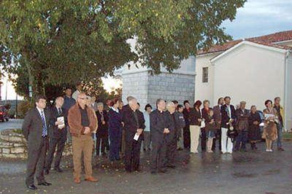 Vjernici u Baderni okupljeni na otkrivanju ploče Miroslavu Bulešiću