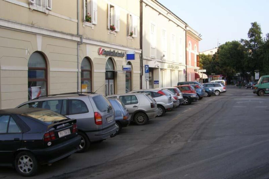 Parkiralište za motocikle i skutere na Narodnom trgu uvijek je zakrčeno automobilima