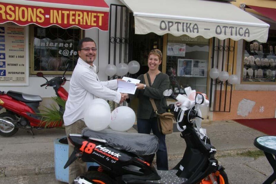 Gospodin Peh u ime organizatora nagradne igre predaje skuter gospođi Milici Pemper iz Vrsara