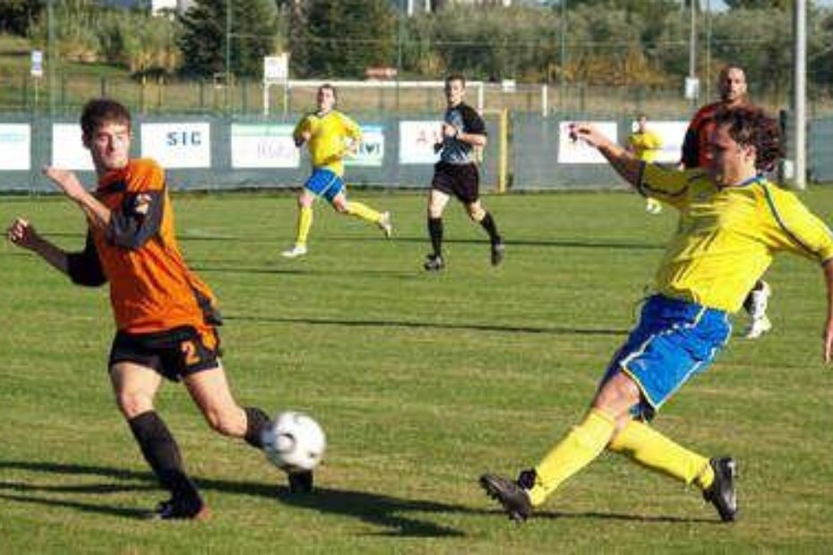 TOČKA NA I - Elvis Struja (Istra) šutira pored Antonija Chiavalona (Veli Vrh)