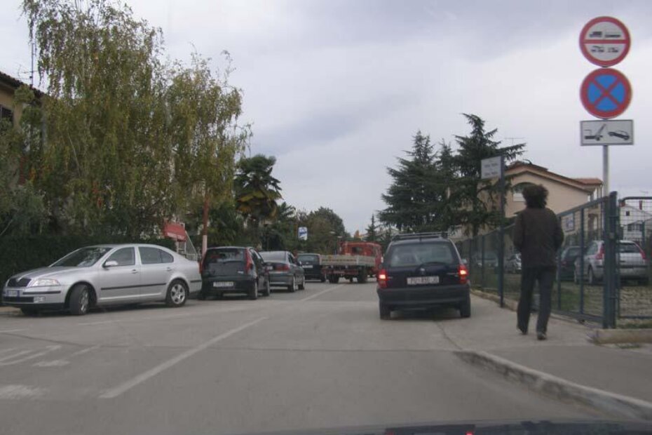 Ni jednoga od ovih automobila ni kamiona ne bi smjelo biti tu gdje jesu. Pogledajte znak desno