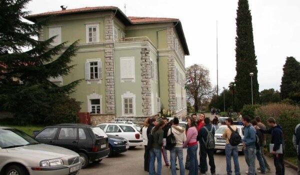 Profesori, učenici i osoblje SŠ Mate Balote evakuirani zbog dojave o postavljenoj bombi