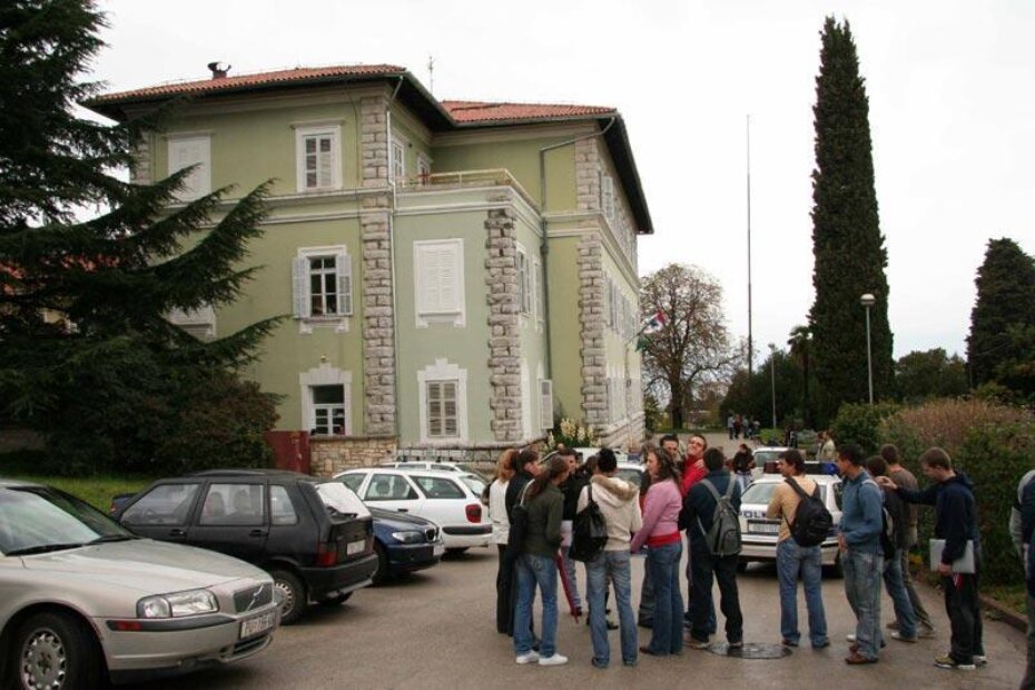 Učenici SŠ Mate Balote pokraj škole nakon evakuacija zgrade zbog lažne dojave o postavljenoj bombi