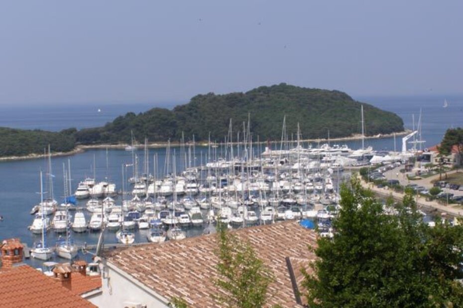 Vrsarska marina, pogled iz starog dijela grada