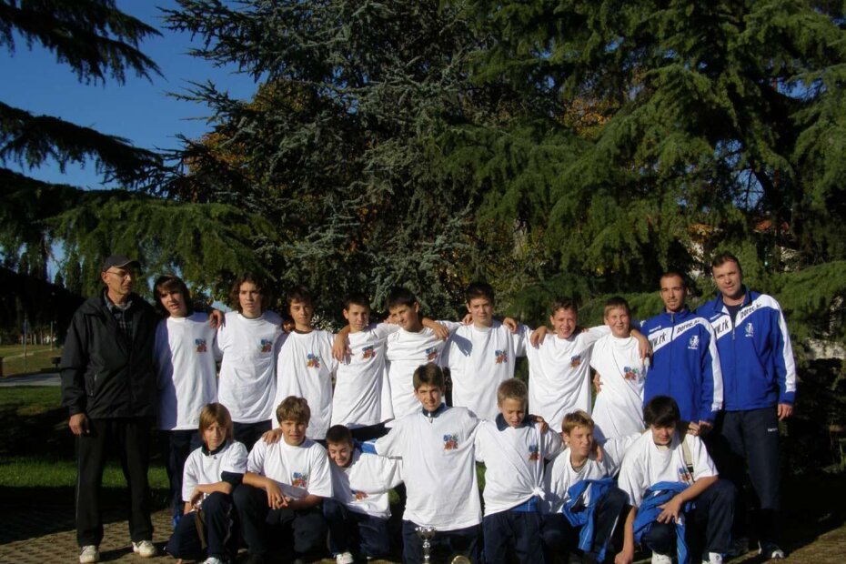 Porečki rukometni dječaci sa svojim trenerom Borisom Turkovićem (lijevo), Robertom Habekom (pomoćni trener) i Aleksandrom Beakovićem (sportski direktor RK Poreč) - desno