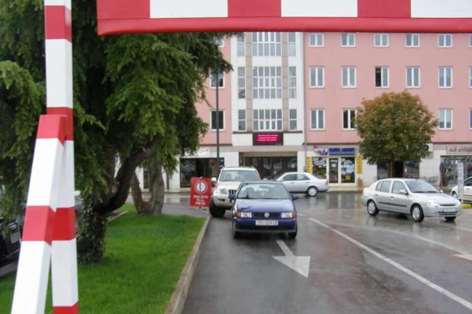 Biseri su zauzeli traku kojom bi se na parkiralište trebalo ulaziti