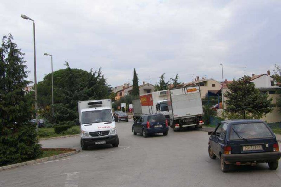 Kamioni lijevo, kamioni desno, automobili ili kroz sredinu ili - stoj!