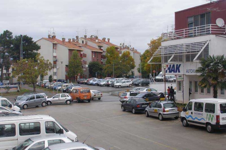 U dnu slike je prostor za pješaje kojeg je prvo ljetos nastanjivao jedan automobil, pa dva... sad više pješaci tu nemaju mjesta