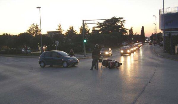 Na semaforu kod autobusnog kolodvora 'Citroenom' oduzela prednost maxi-skuteru i srušila ga na tlo