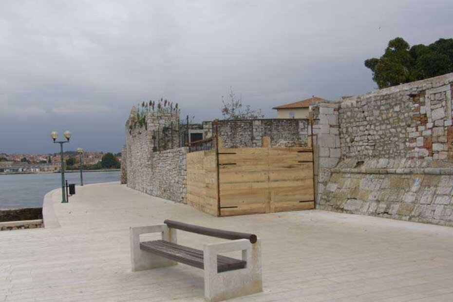 Čuvari gradskih zidina dozvolili su njihovo probijanje radi primitivnih potreba. Što je sljedeće? Šator na zvoniku Bazilike?