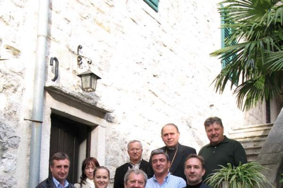 Biskup Janjić sa svojim gostima iz Vrsara