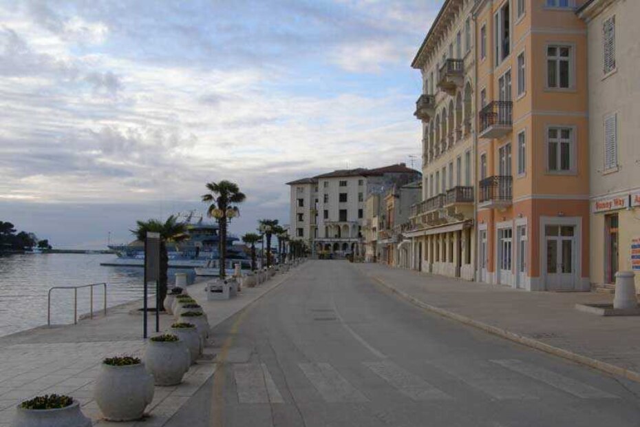 Pogled sa carinskog mola prema ex hotelu "Riviera"