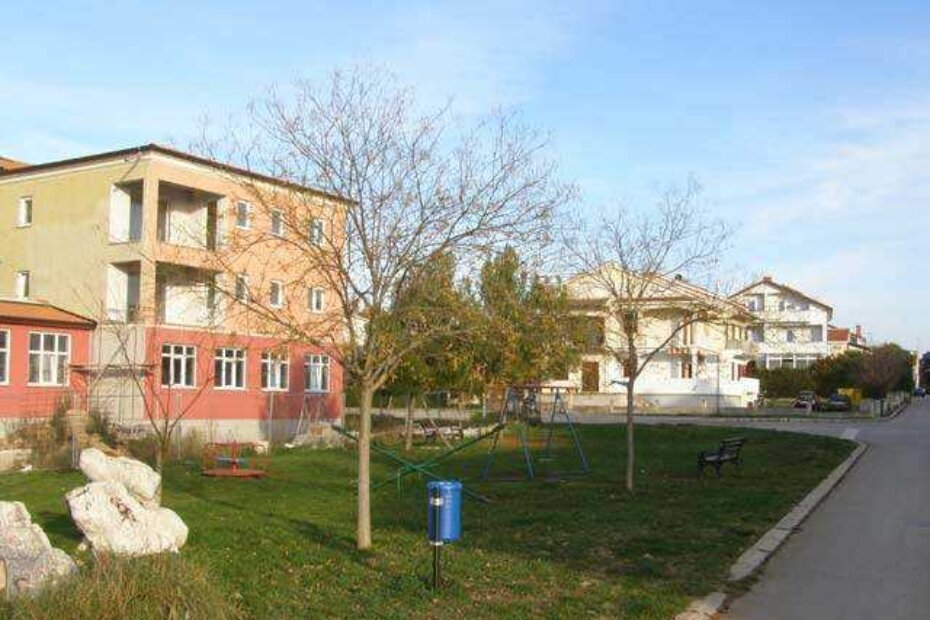 Dječje igralište u Vrsarskoj: neosigurano i prekriveno psećim izmetom