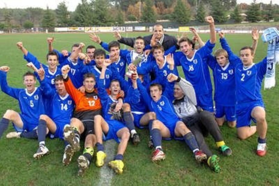 KUP JE NAŠ - juniori porečkog 'Jadrana' s pobjedničkim peharom pobjednika Kupa Istre