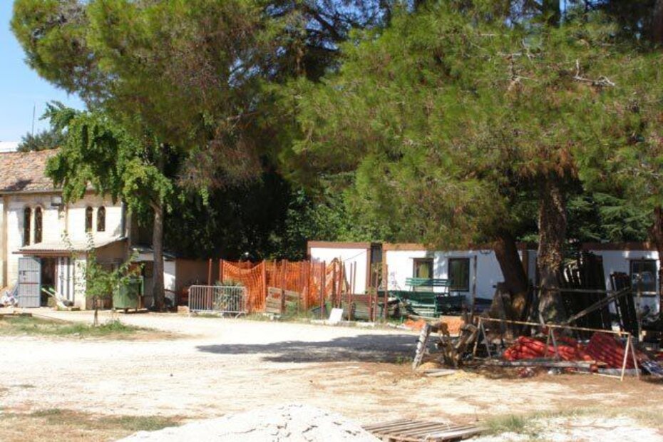 Pogled na Usluginu "bazu" sa pješačkog mostića preko Avenije Somogy