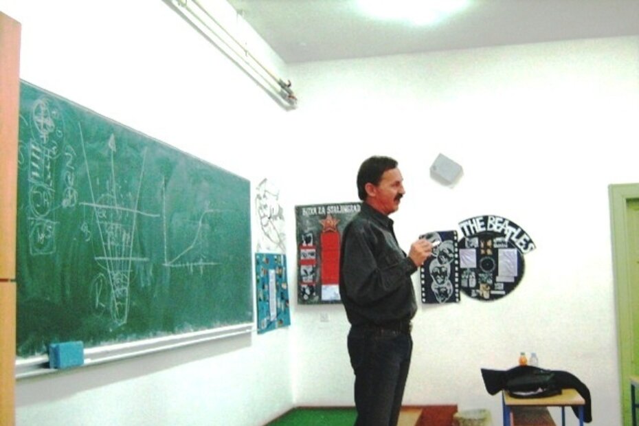 Dr. Slavko Sakoman na tribini "Odrasti neovisan" u SŠ Mate Balote Poreč