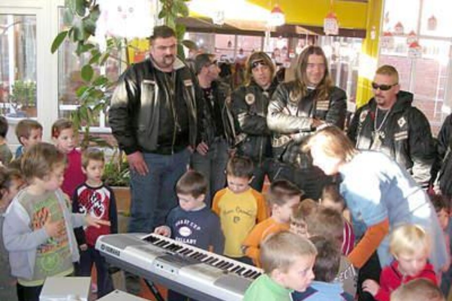 Mališani su bili zadivljeni darovima i bikerima