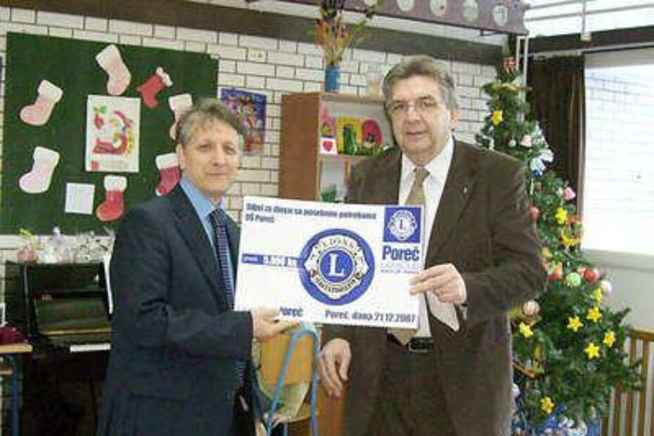 Edi Zarli (lijevo) prima donaciju porečkog Lions kluba