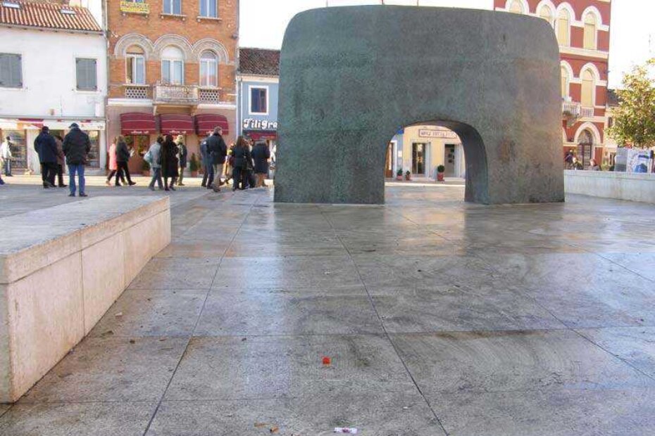 Drugi veljače - još uvijek je trg prljav i pun masnoće, a po tome hodaju brojni, uglavnom talijanski turisti