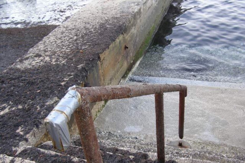 Neki su dijelovi porečkih plaža u jako lošem stanju - ograda ispod samog Hotela Pical