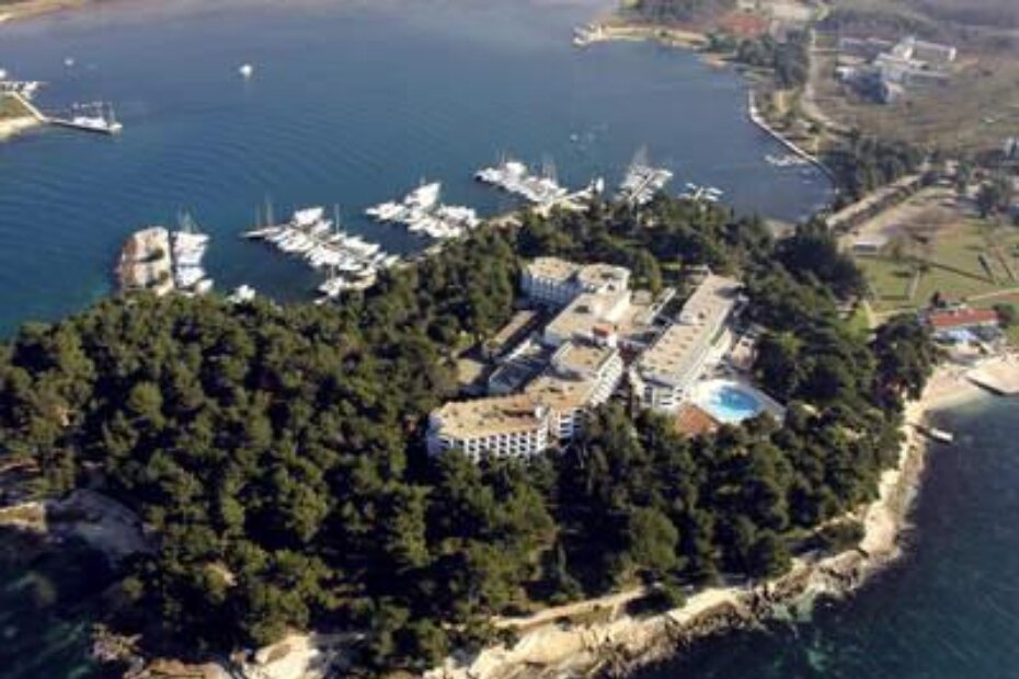 Marina Parentium s jedne i plaža istoimenog hotela s druge strane poluotoka Molindrio pod koncesijom i sljedeće četiri godine