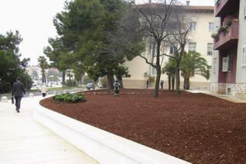 U parku na rivi u tijeku je sadnja grmlja