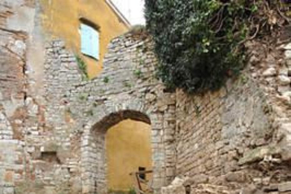 Sjeverni bočni kameni dovratak trećih antičkih kopnenih vrata na Peškeri - postavljanje oznaka za izradu fotogrametrije