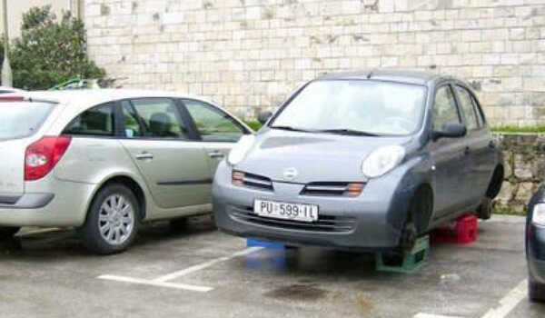 U Peškeri na autu ukradeni svi kotači