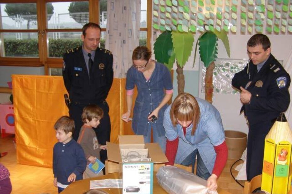 Policajci djeci uručuju dar