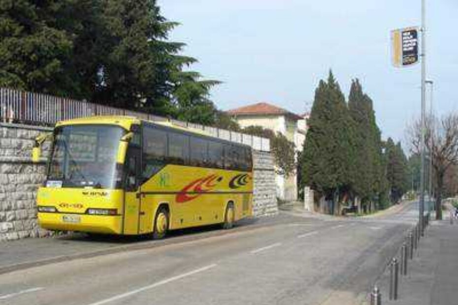 Autobus na nogostupu u Mlinskoj ulici