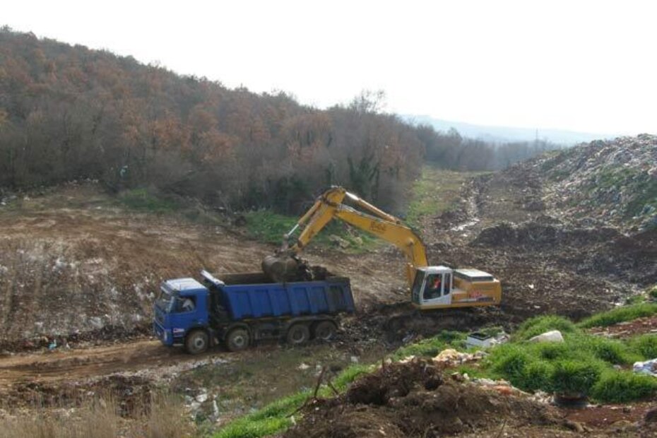 Započelo je obimno i mukotrpno preseljenje otpada sa jedne lokacije odlagališta na drugu