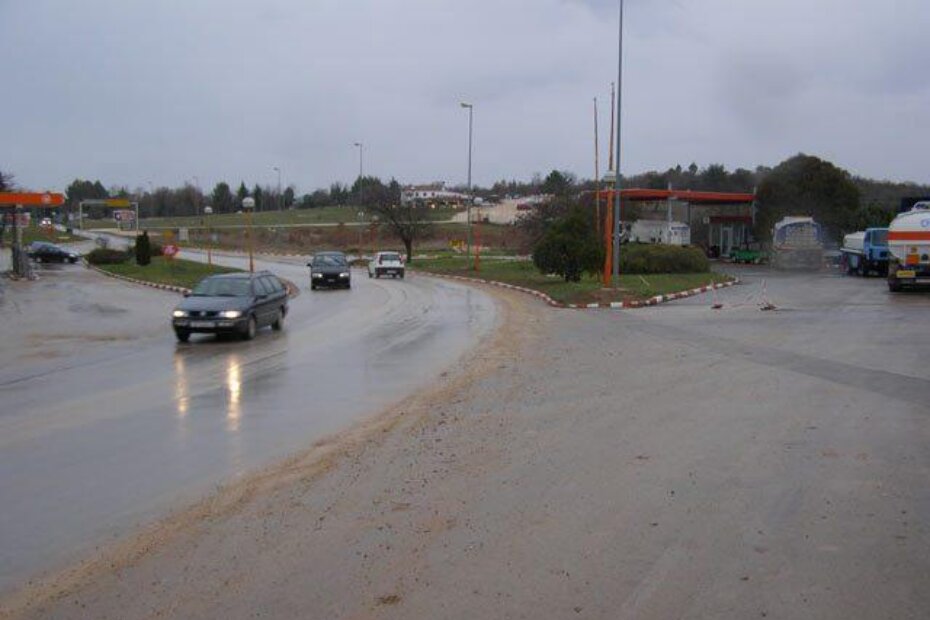 Velike količine pijeska na cesti koje nitko ne čisti, benzinska pumpa više paše u ambijent ratnog Baghdada nego Poreča