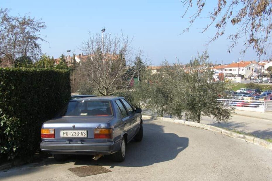 Nema teoretske šanse da kraj ovog vozila prođe i kamion za odvoz smeća