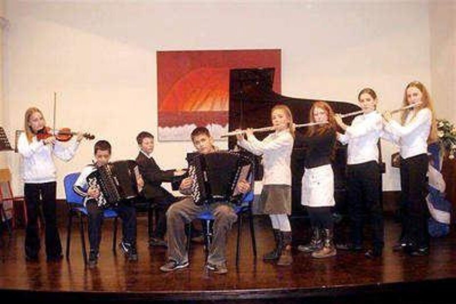 Pijanist Kristian Keil okružen kolegama