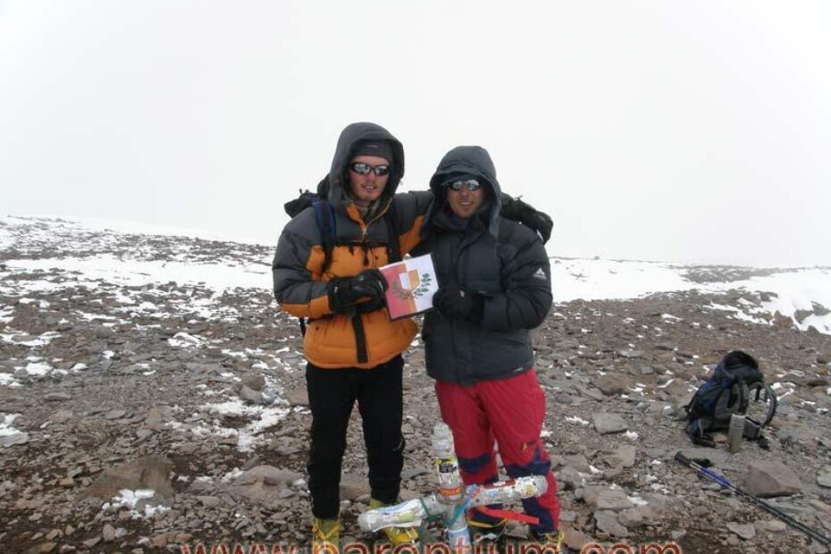 Davor Matošević i Alan Račić na 6.960 metara nadmorske visine u rukama drže grb grada Poreča