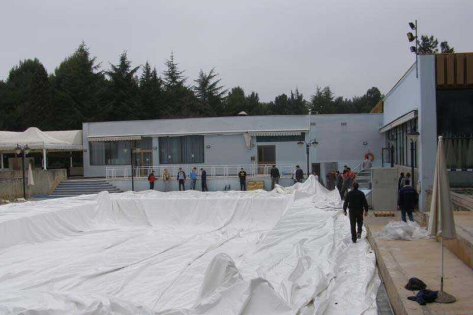 Velika cerada prvo je postavljena naopako, pa je to popravljeno. Onda je počelo natezanje