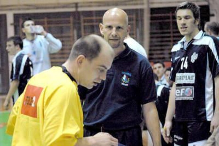 KOŠTALA GA PRIČA SA SUCIMA - Saša Ilić, trener 'Poreča' i zagrebački sudac Saša Vučić na jednoj od utakmica prošle sezone