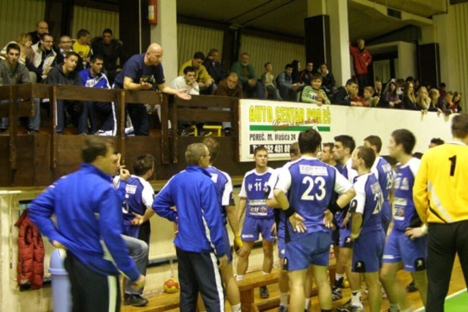 Trener Saša Ilić ekipu je vodio sa tribina odrađujući prvu od dvije kazne koje mu je dodijelio nadzornik Lige, ali je preko trenera Borisa Turkovića i tehnika Aleksandra Beakovića uspješno komunicirao sa ekipom.