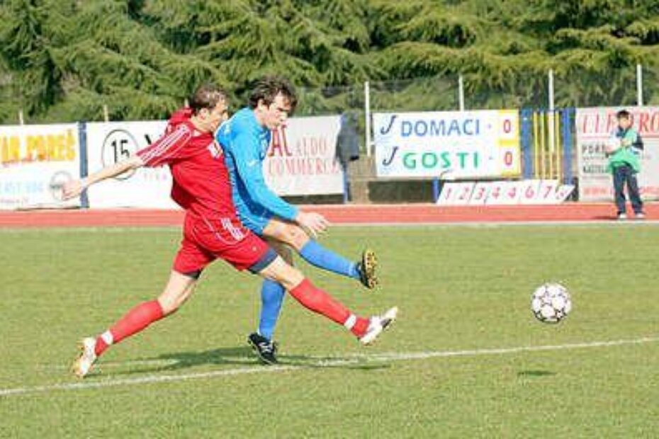 USAMLJENI RATNIK - Edo Flego (desno) u dvoboju s braničem Poleta Vladimirom Vaclavekom
